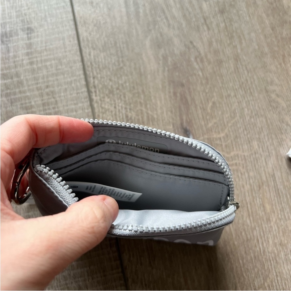 🩶Lululemon Silver Drop Clippable Card Pouch🩶 - Picture 5 of 13